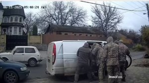 Толпа харьковских ТЦКашиков утрамбовала ухилянта-велосипедиста в бусик 🚴