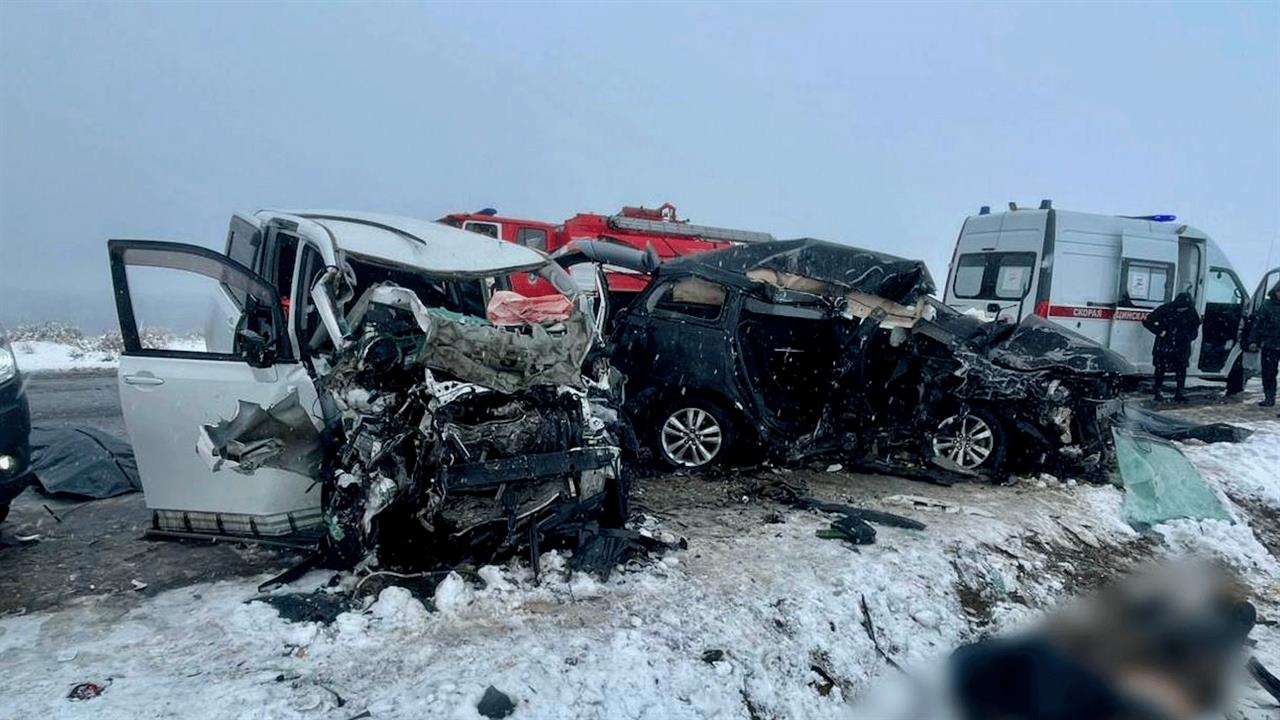 Пять человек погибли при столкновении двух иномарок в Туве: кадры с места ДТП