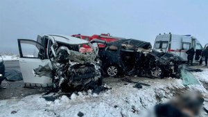 Пять человек погибли при столкновении двух иномарок в Туве: кадры с места ДТП