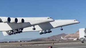 Самолёт Stratolaunch, двухфюзеляжный грузовой.