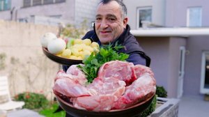 Вкусное и сочное мясо с овощами в казане на костре