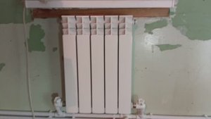 Доделываю пластиковое отопление . Осталось смонтировать последний радиатор . И спаять под ним трубу