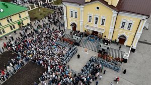 С благодарностью и мольбой к Божией Матери