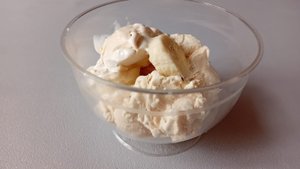 МОРОЖЕНОЕ с фруктами и вишневым сиропом