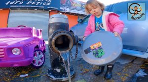 Манкиту ремонтируют и моют детскую машину.