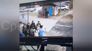 Требовал пропуск: в Минусинске врач-терапевт поликлиники чуть не переехал на автомобиле охранника