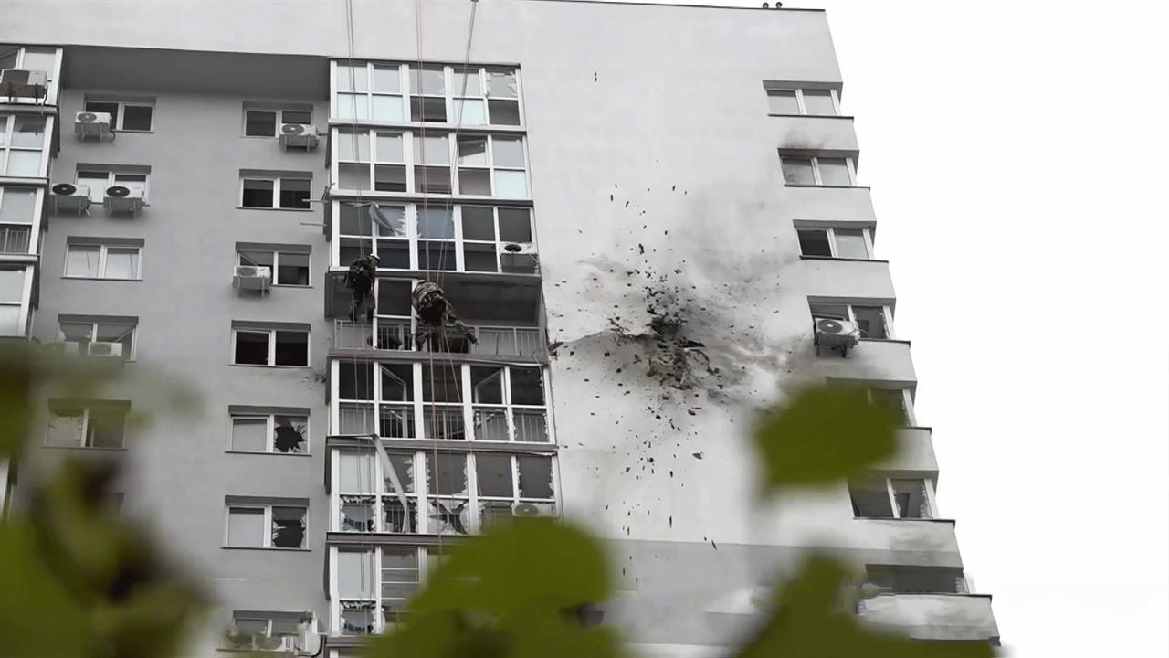Появились кадры удара ВСУ по жилым домам в Волгограде