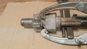 Снятие втулки трехлапым съемникои