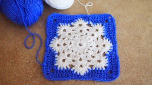 Квадрат крючком "Снежинка за окном". Вязание для начинающих. Мотивы крючком Снежинка Урок 163