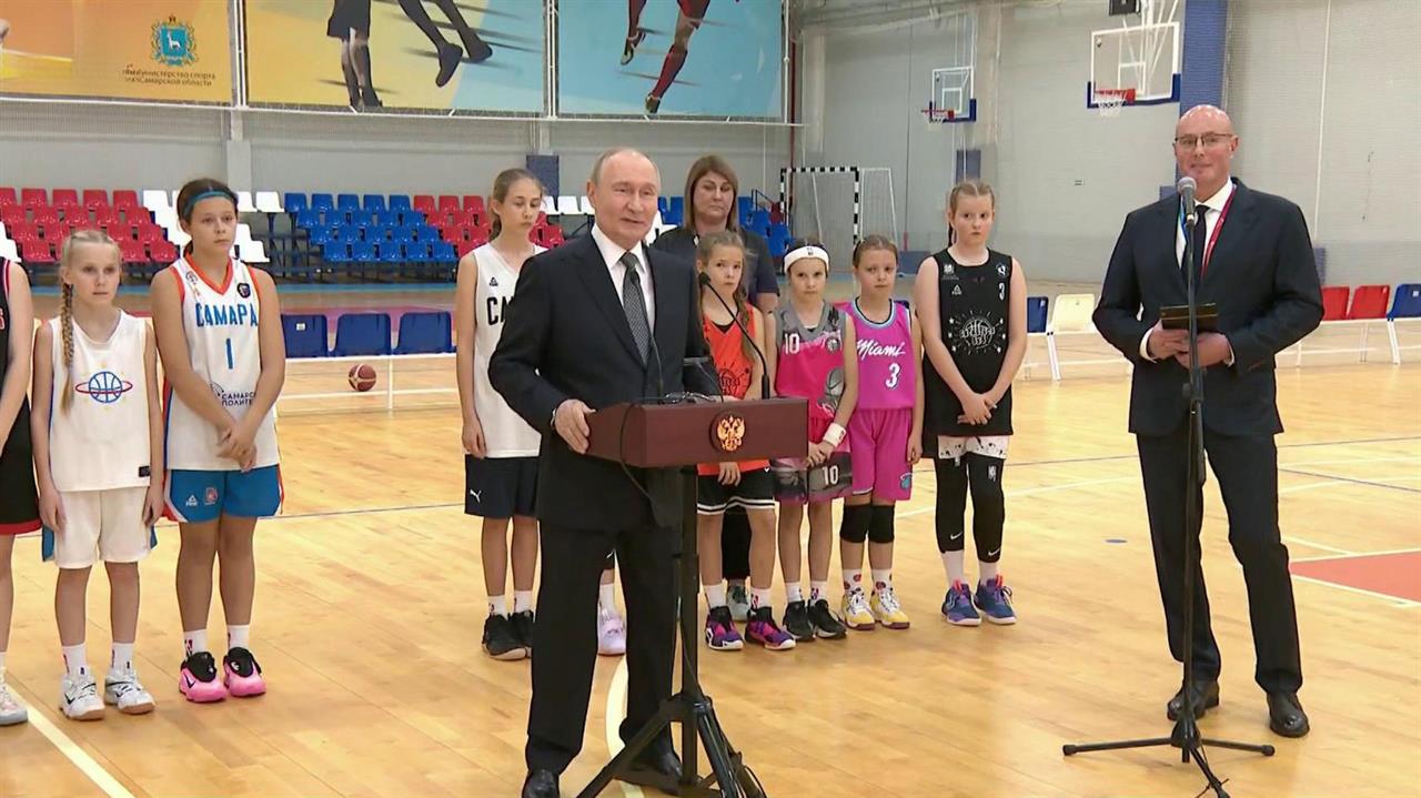 Спорт призван объединять людей и наводить мосты между народами, заявил Владимир Путин