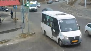 Остановка на Прудной. Саратовцы просят наказать водителей маршуток