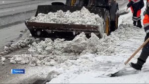 Более 400 спецмашин вышли на уборку снега в Тюмени