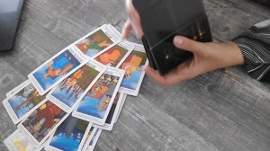 Улыбается в лицо, но нож в спину вставить может! кто?