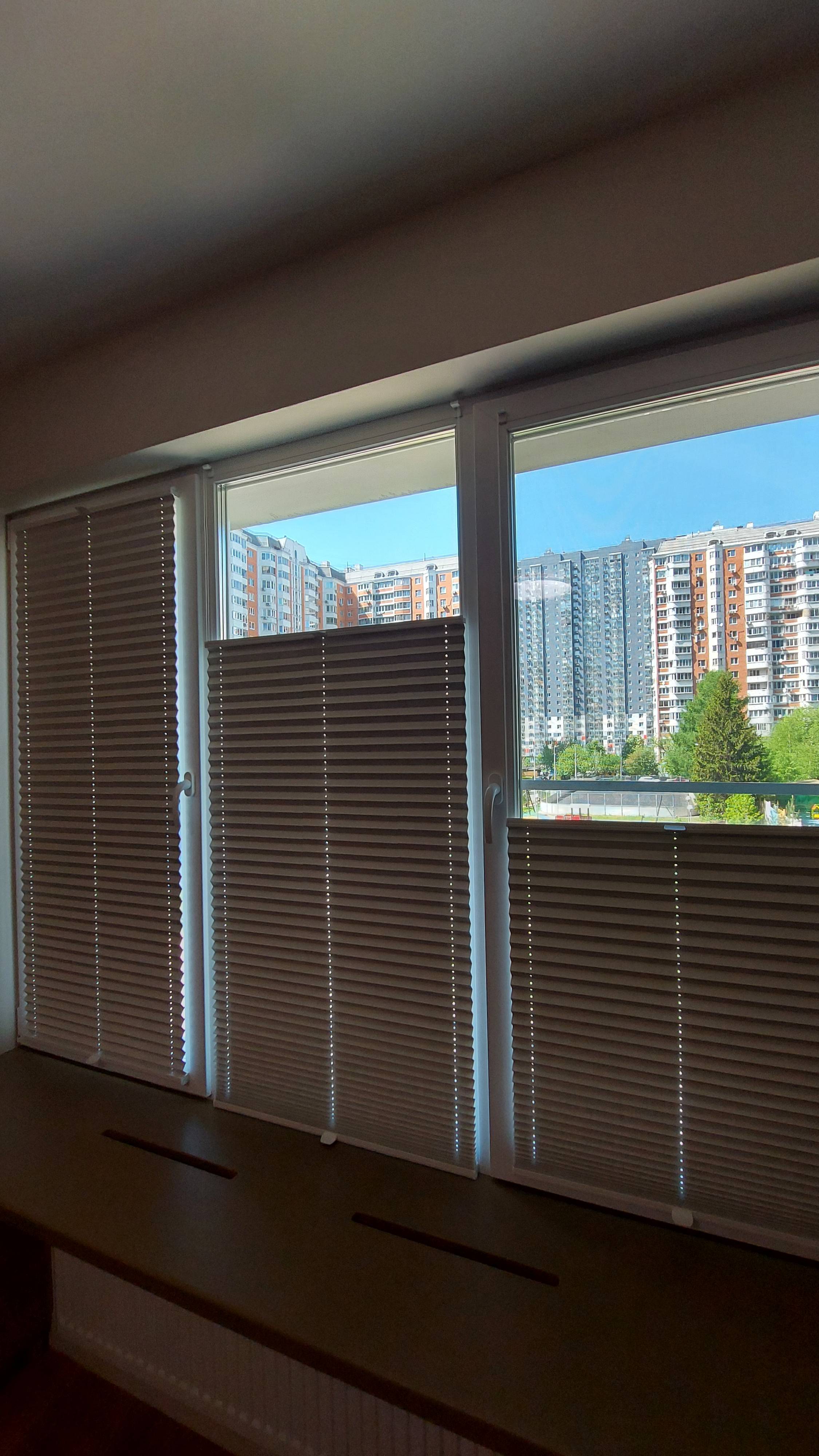 Шторы плиссе ВВ21. Натяжная система. Верх-вниз. Ткань Сето блэкаут светло-бежевый.