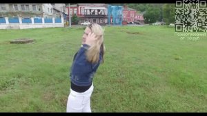 Девушка с длинными волосами и ветер