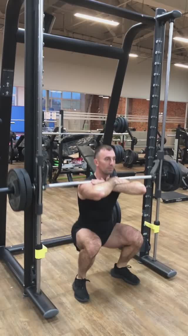 🔥 УПРАЖНЕНИЕ НЕДЕЛИ: ПРИСЕДАНИЯ СО ШТАНГОЙ НА ГРУДИ В ТРЕНАЖЕРЕ СМИТА смотреть онлайн