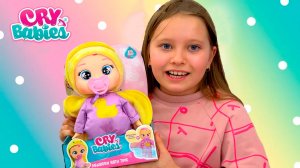 Милана с сестрёнкой Мией играет с новыми говорящими куколками Cry Babies. Видео для детей.
