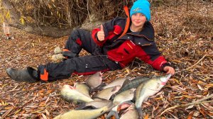 НАРВАЛАСЬ НА КРУПНОГО ЛЕЩА! Рыбалка с ночевкой осенью