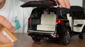 Марк распаковывает Toyota LC300 в масштабе 1_18 и сравнивает его с Range Rover и Jeep
