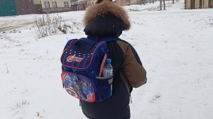 Повесила новый тюль.Дети лепят снеговика.