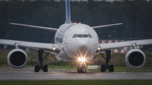 Опаздывающий Airbus A330-300 Egyptair. Руление и взлет из Домодедово