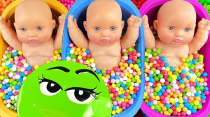 Мультики для детей. Соединяем куколки, шарики и слайм в ванночках. Смотреть мультики для малышей.