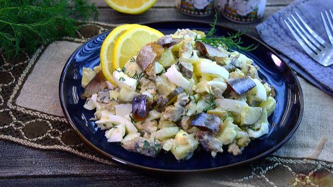 С любимой рыбкой. САЛАТ СО СКУМБРИЕЙ, ЯЙЦАМИ И КАРТОФЕЛЕМ