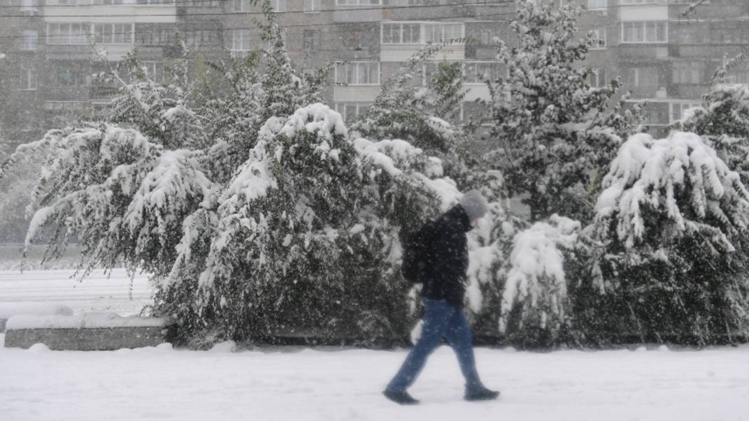 Снег с метелью накрыли Урал и Сибирь