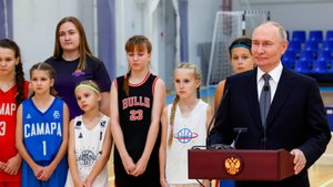 Путин вместе с юными спортсменами Самары открыл спортобъекты в регионах России