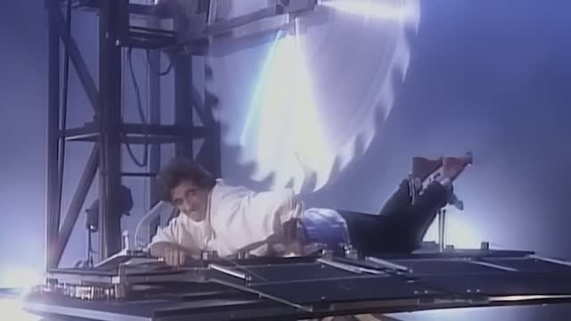 Секрет фокуса Дэвида Копперфильда с распиливанием циркулярной пилой смотреть онлайн