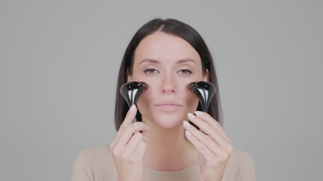 Инструкция по использованию титановых криомассажеров для лица Ice Titan Sculpt смотреть онлайн