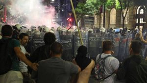 Массовые акции сторонников и противников правительства Сербии прошли в Белграде этой ночью