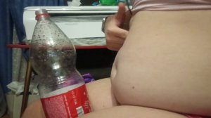 девушка надувает пузик