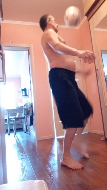 Что можно делать мячом а прихожей смотреть онлайн