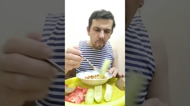 Мукбанг обжор / жареная картошка с огурцом и помидором