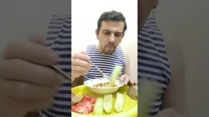 Мукбанг обжор / жареная картошка с огурцом и помидором