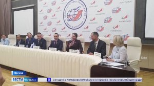 Съёмочная группа кузбасских «Вестей» работает на пресс-конференции в Звёздном городке