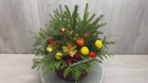 Новогодняя композиция из ели и туи в корзине