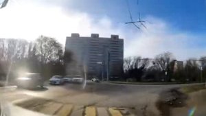 Не пропускает пешехода с выездом на встречку