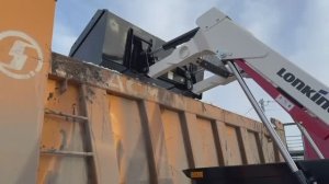 Самая младшая модель мини погрузчика Lonking (лонкинг) CDM307 спокойно грузит китайцев в самосвал