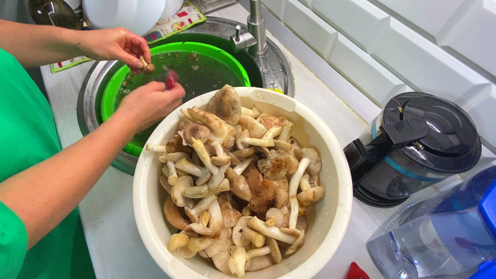 ЖИЗНЬ В ДЕРЕВНЕ. КОНСЕРВИРУЮ. ТЕЧЁТ КРЫША. ЧТО В ТЕПЛИЦЕ В НОЯБРЕ.