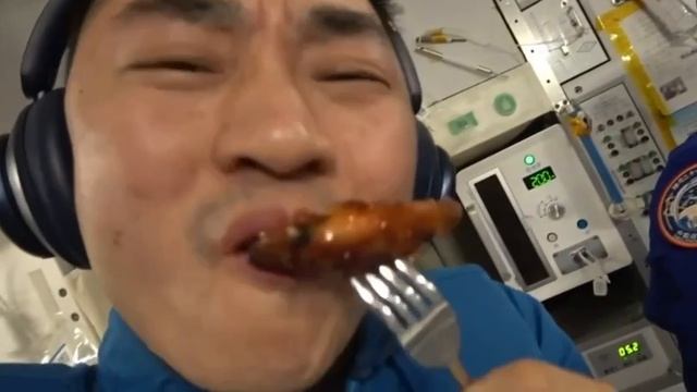 Китайцы пожарили себе курочку в космосе