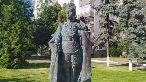 Трогательный памятник в Курске, посвященный Сынам полка, покоряет своей искренностью и простотой