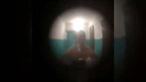 Этот человек стоит неподвтжно уже два часа