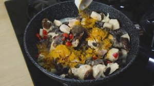 Курица с грибами и смородиной