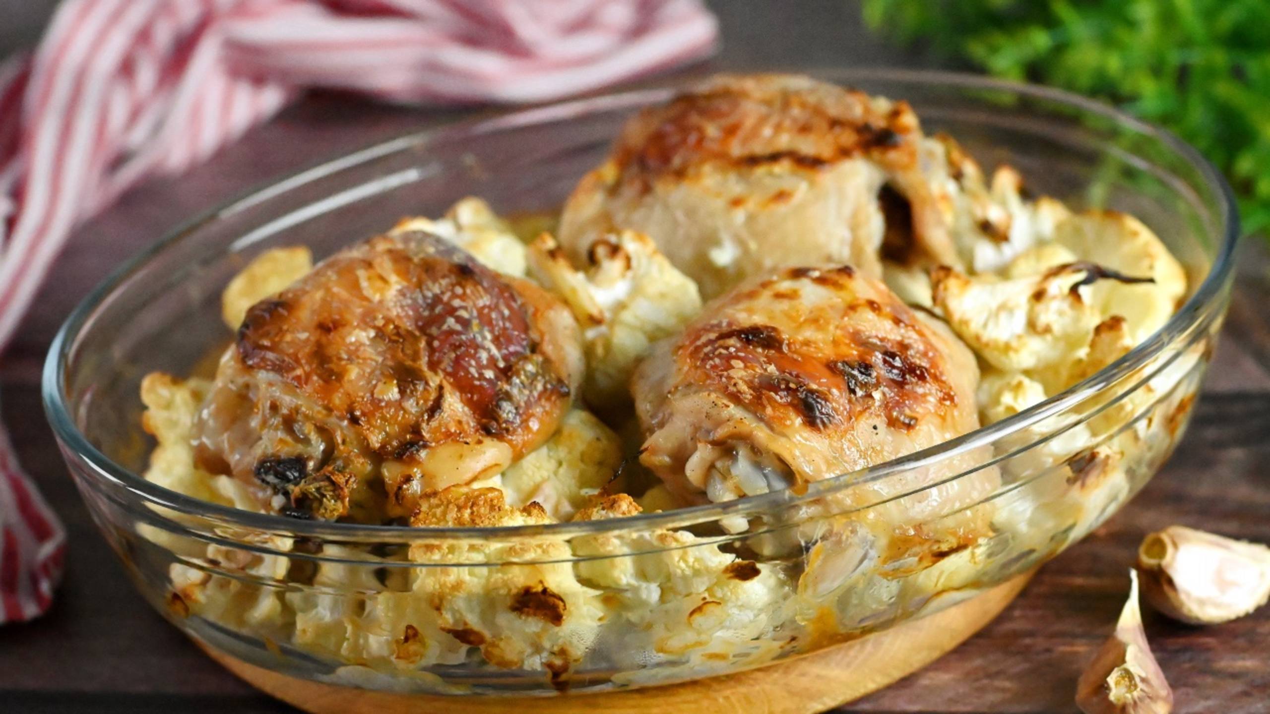 Сочные куриные бёдра + нежная цветная капуста со сметаной и чесноком — запекаем всё в одной форме!