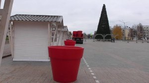 На площади ёлка, большие красные горшки, белые домики. Геннадий Горин