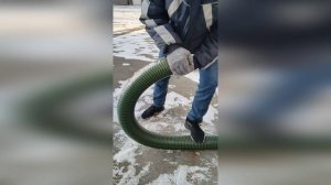 Тест напорно-всасывающих ПВХ рукавов для вакуумных машин: пластичность и морозостойкость