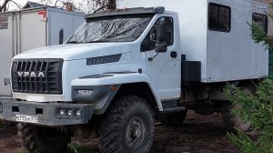 УРАЛ НЕКСТ 4×4 поставил топливный бак за кабину.