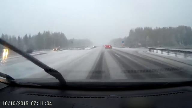 Красную Мазду крутит на Новой Риге